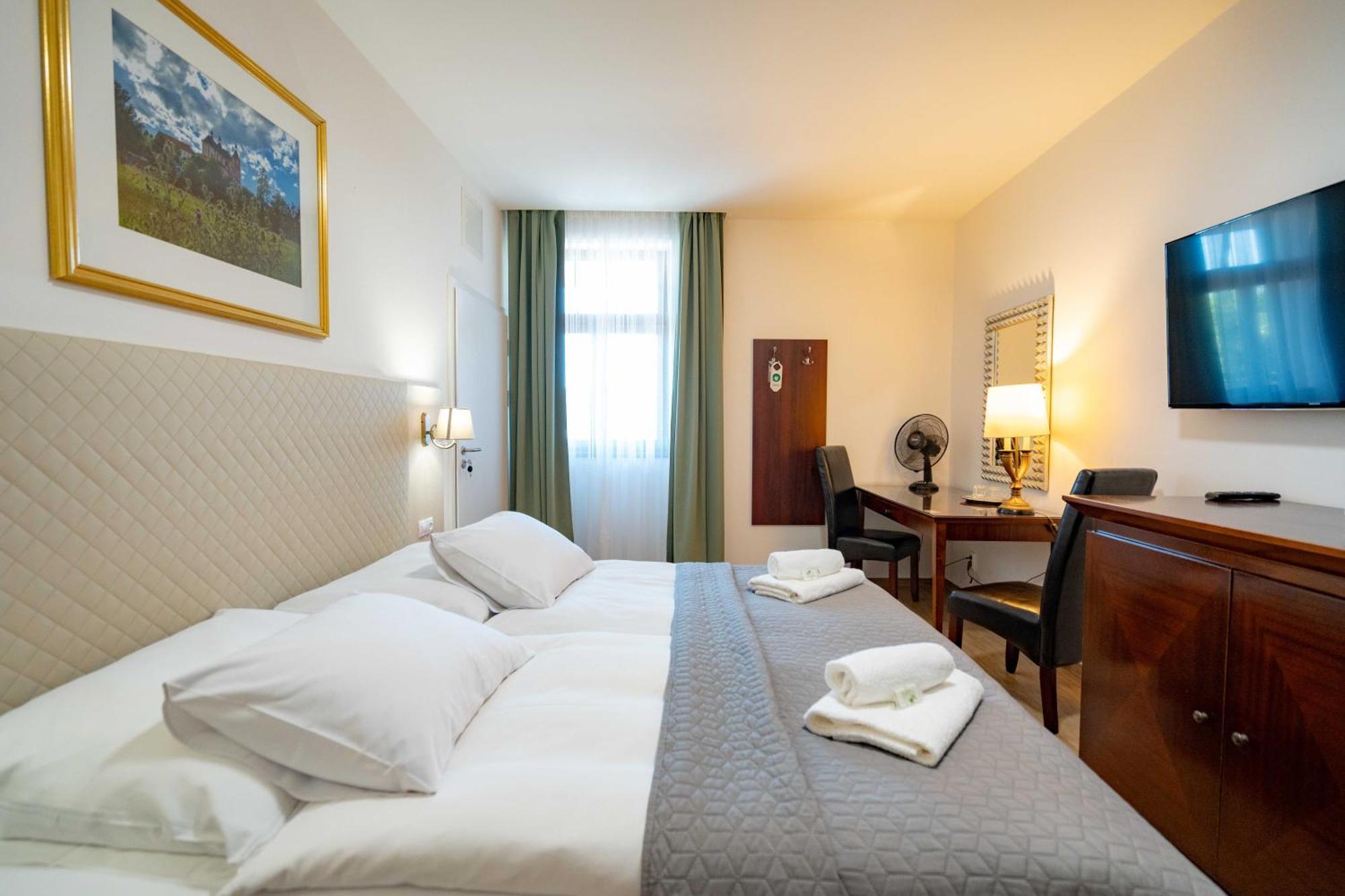 Hotel Volf Přeštice Esterno foto