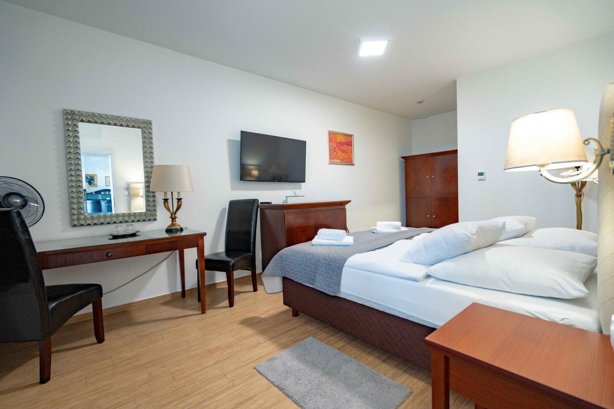Hotel Volf Přeštice Esterno foto