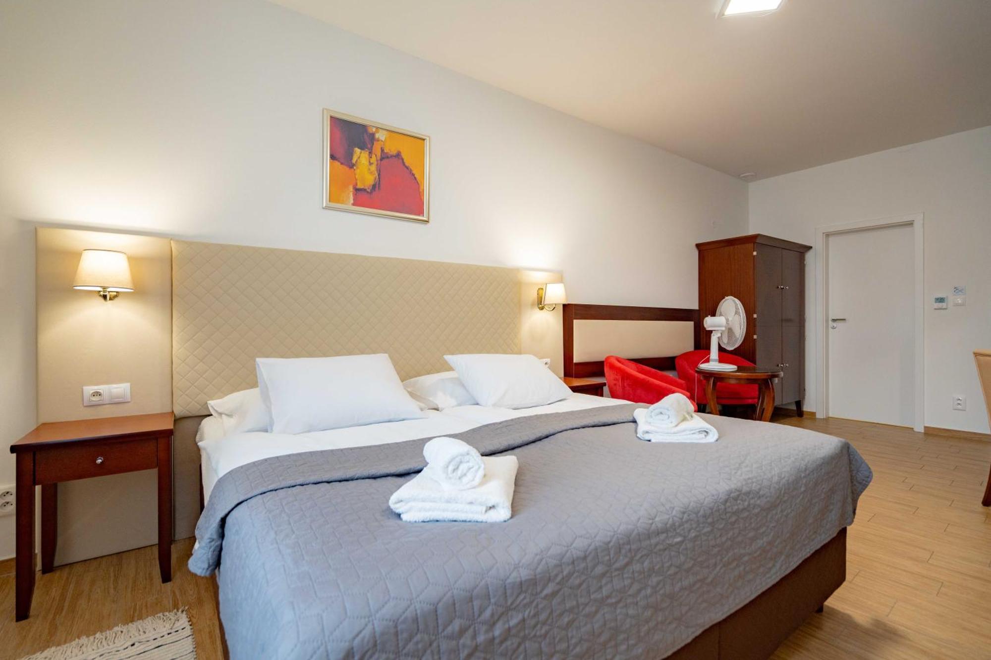Hotel Volf Přeštice Esterno foto