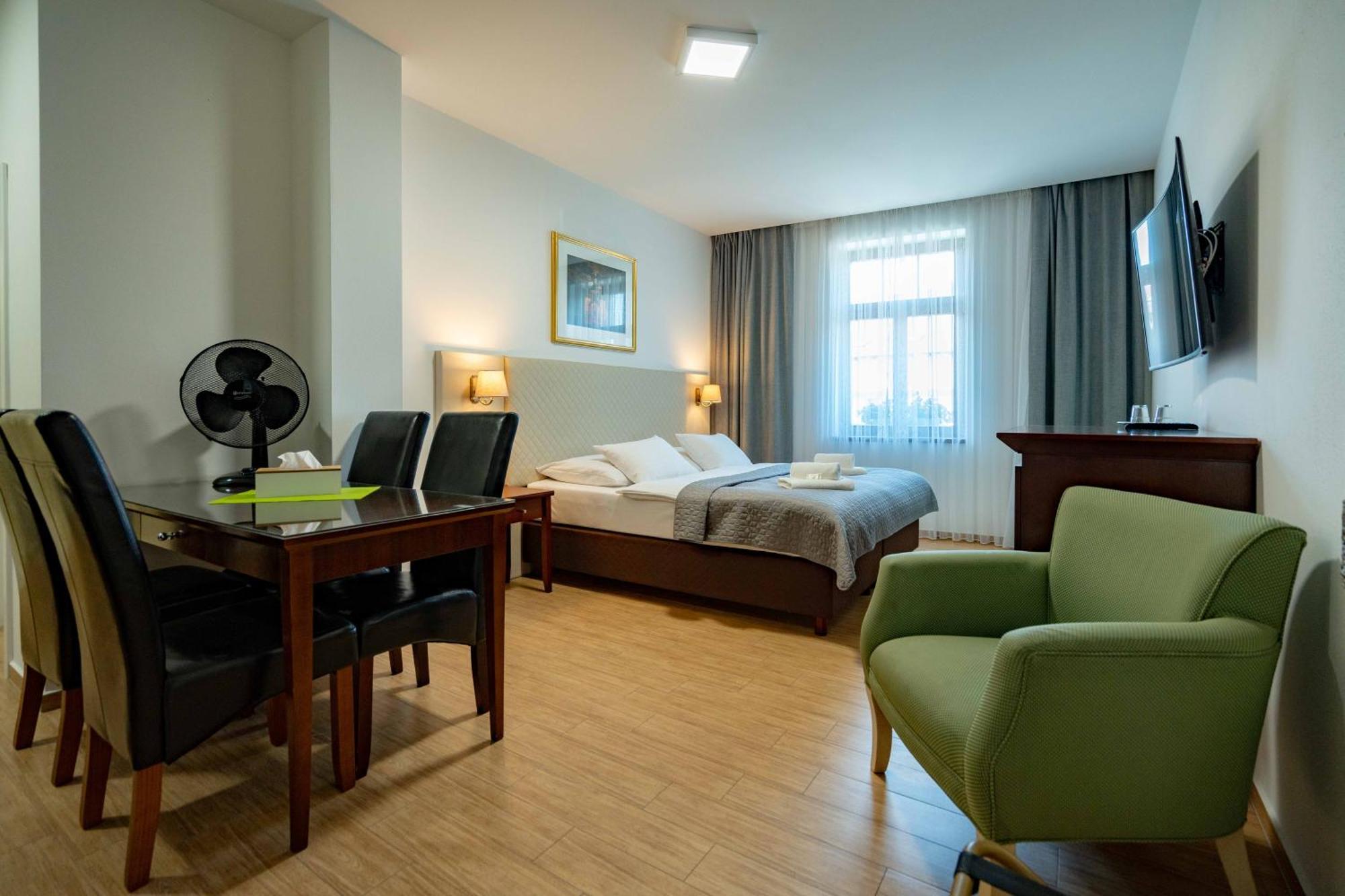 Hotel Volf Přeštice Esterno foto